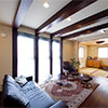 札幌の新築一戸建て・注文住宅施工例：コンセプトデザインハウス　梁を出し天井を高くし、広い空間を演出したリビング