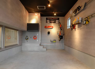 イタリア製の「ザペット」を壁に設置し、趣味の道具や日用道具などを収納できる機能的でデザイン性のあるガレージスペース